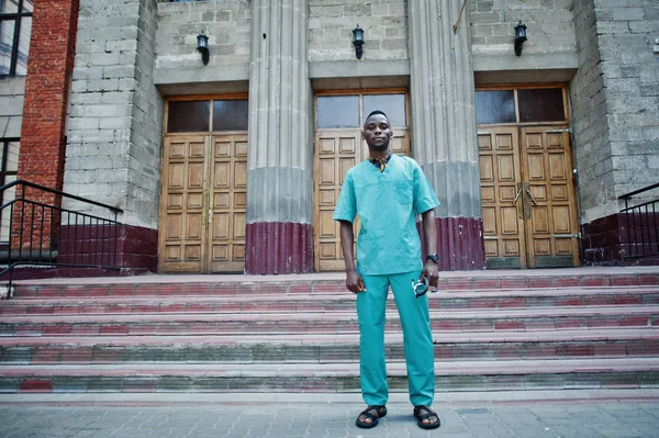 Afrika Kökenli Amerikalı Doktor Erkek Önlük Stetoskop Klinik Kapı Karşı — Stok fotoğraf