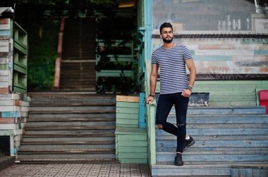 Yakışıklı uzun boylu Arap sakal man modeli soyulmuş gömlek, açık poz verdi. Moda Arap adam. 