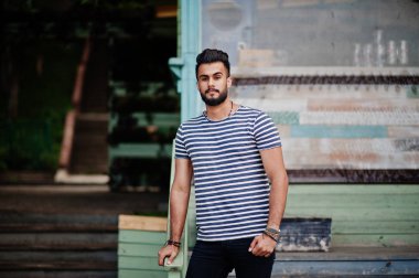 Yakışıklı uzun boylu Arap sakal man modeli soyulmuş gömlek, açık poz verdi. Moda Arap adam. 