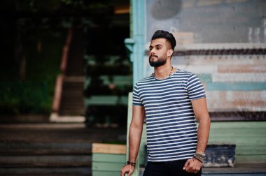 Yakışıklı uzun boylu Arap sakal man modeli soyulmuş gömlek, açık poz verdi. Moda Arap adam. 