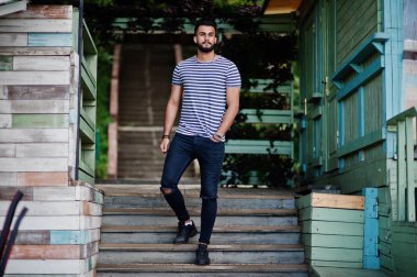 Yakışıklı uzun boylu Arap sakal man modeli soyulmuş gömlek, açık poz verdi. Moda Arap adam. 