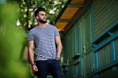 Yakışıklı uzun boylu Arap sakal man modeli soyulmuş gömlek, açık poz verdi. Moda Arap adam. 