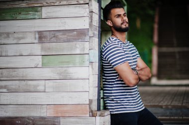 Yakışıklı uzun boylu Arap sakal man modeli soyulmuş gömlek, açık poz verdi. Moda Arap adam. 