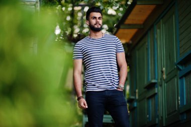 Yakışıklı uzun boylu Arap sakal man modeli soyulmuş gömlek, açık poz verdi. Moda Arap adam. 