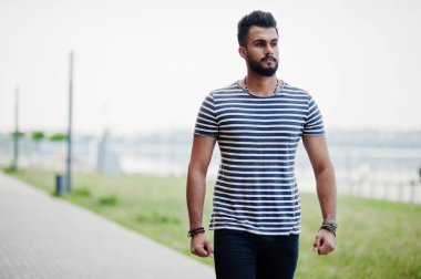 Yakışıklı uzun boylu Arap sakal man modeli soyulmuş gömlek, açık poz verdi. Moda Arap adam. 