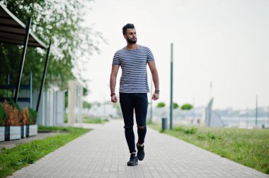 Yakışıklı uzun boylu Arap sakal man modeli soyulmuş gömlek, açık poz verdi. Moda Arap adam. 
