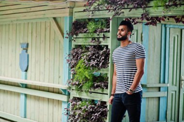 Yakışıklı uzun boylu Arap sakal man modeli soyulmuş gömlek, açık poz verdi. Moda Arap adam. 
