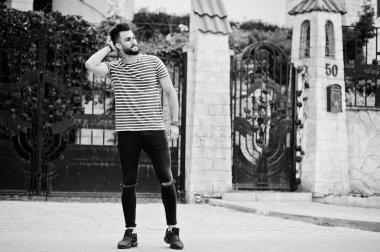 Yakışıklı uzun boylu Arap sakal man modeli soyulmuş gömlek, açık poz verdi. Moda Arap adam. 