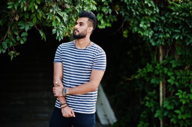 Yakışıklı uzun boylu Arap sakal man modeli soyulmuş gömlek, açık poz verdi. Moda Arap adam. 