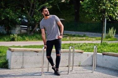 Yakışıklı uzun boylu Arap sakal man modeli soyulmuş gömlek, açık poz verdi. Moda Arap adam. 