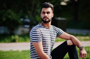 Yakışıklı uzun boylu Arap sakal man modeli soyulmuş gömlek, açık poz verdi. Moda Arap adam. 