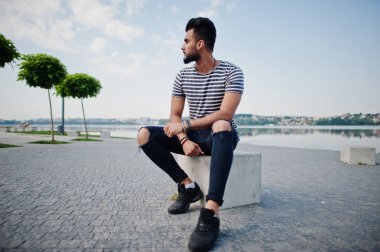 Yakışıklı uzun boylu Arap sakal man modeli soyulmuş gömlek, açık poz verdi. Moda Arap adam. 