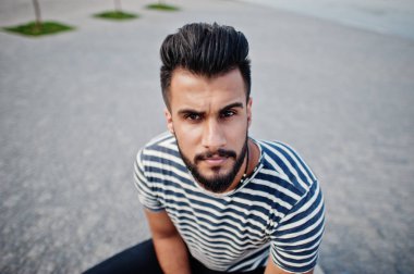 Yakışıklı uzun boylu Arap sakal man modeli soyulmuş gömlek, açık poz verdi. Moda Arap adam. 