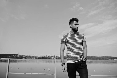 Yakışıklı uzun boylu Arap sakal man modeli soyulmuş gömlek, açık poz verdi. Moda Arap adam. 