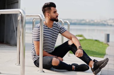 Yakışıklı uzun boylu Arap sakal man modeli soyulmuş gömlek, açık poz verdi. Moda Arap adam. 
