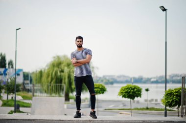 Yakışıklı uzun boylu Arap sakal man modeli soyulmuş gömlek, paten Parkı'nda açık poz verdi. Moda Arap adam. 