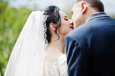 Muhteşem düğün çifti onların zaman açık havada bahçede özel bir günde sahip..