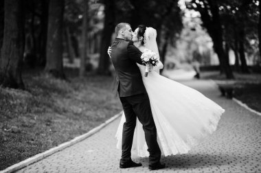 Romantik yeni evli çift parkta dans düğün günlerinde. Siyah ve beyaz fotoğraf.