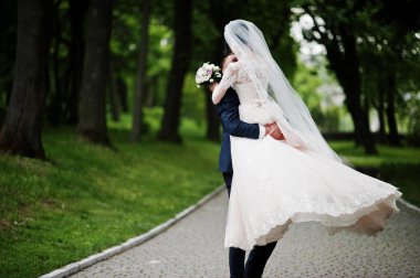Parkta düğün gününde dans romantik yeni evli çift.