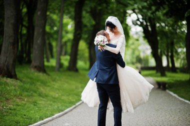 Parkta düğün gününde dans romantik yeni evli çift.