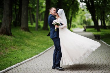 Parkta düğün gününde dans romantik yeni evli çift.