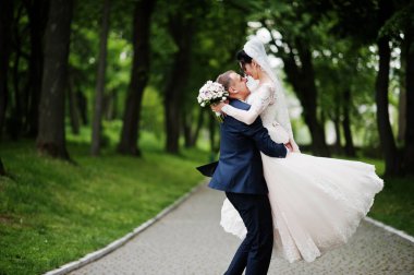 Parkta düğün gününde dans romantik yeni evli çift.