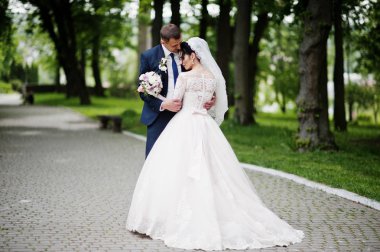 Parkta düğün gününde dans romantik yeni evli çift.