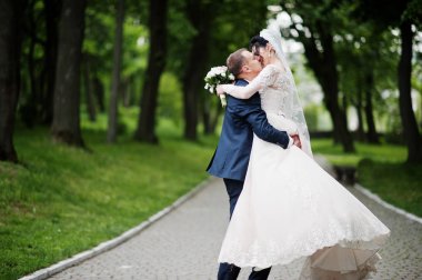 Parkta düğün gününde dans romantik yeni evli çift.