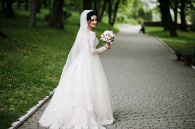 Yalnız parkta yürüyüş güzel bir gelin portresi.