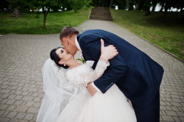 Parkta düğün gününde dans romantik yeni evli çift.