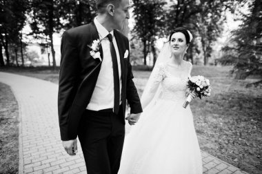 Yürüyüş ve kendilerini zevk parkta güzel bir günde evlilik çift. Siyah ve beyaz fotoğraf.