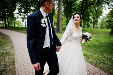 Düğün iki yürüyor ve kendilerini zevk parkta güzel bir günde.