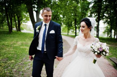 Düğün iki yürüyor ve kendilerini zevk parkta güzel bir günde.