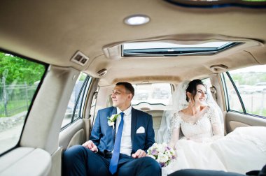 Onların tören önce arabada oturan muhteşem düğün çifti.