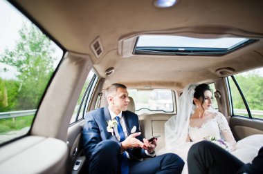 Onların tören önce arabada oturan muhteşem düğün çifti.