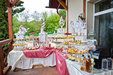 Yiyecek ve içecek tablo farklı çerez ve meyve dolu. Düğün Ziyafet. 