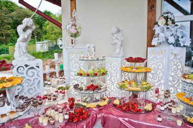 Yiyecek ve içecek tablo farklı çerez ve meyve dolu. Düğün Ziyafet. 