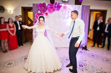 Mutlu evlilik çift ilk dansları Restoran konuk önünde performans.