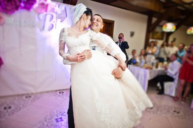 Mutlu evlilik çift ilk dansları Restoran konuk önünde performans.