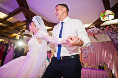 Mutlu evlilik çift ilk dansları Restoran konuk önünde performans.