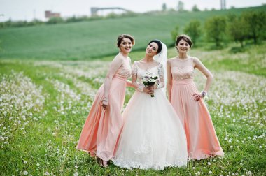 Nedime sahada ile poz güzel gelin düğün gününde çiçek dolu.