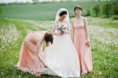 Nedime sahada ile poz güzel gelin düğün gününde çiçek dolu.