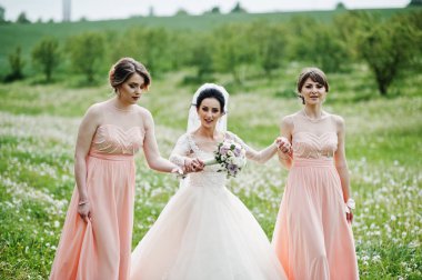 Nedime sahada ile poz güzel gelin düğün gününde çiçek dolu.