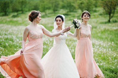 Nedime sahada ile poz güzel gelin düğün gününde çiçek dolu.