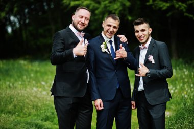 Sağdıç ve açık havada düğün gününde poz damat.