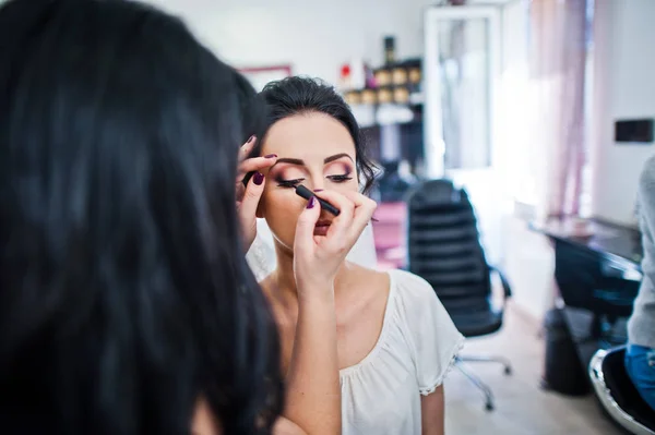 Makeup Artist Beautician Doing Wedding Makeup Gorgeous Young Bride Salon — Stock Photo, Image