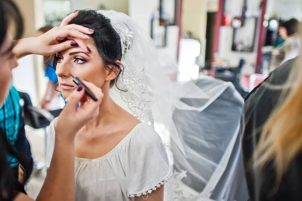 Visagist Schoonheidsspecialist Bruiloft Make Doen Voor Een Prachtige Jonge Bruid — Stockfoto