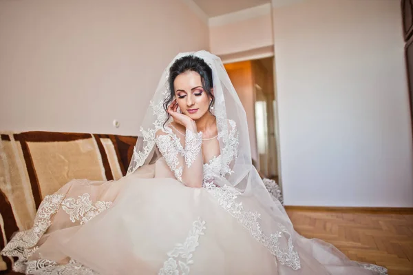Menyasszony Gyönyörű Fehér Esküvői Ruha Ülő Dívány Beltéri Portré — Stock Fotó