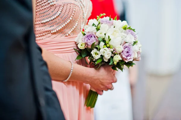 Close Foto Mãos Dama Honra Segurando Buquê Casamento Igreja — Fotografia de Stock