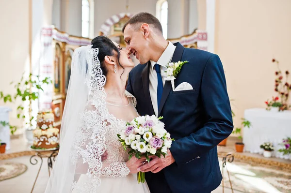 Verheugd Huwelijksfeest Paar Zoenen Hun Ceremonie Van Het Huwelijk Kerk — Stockfoto